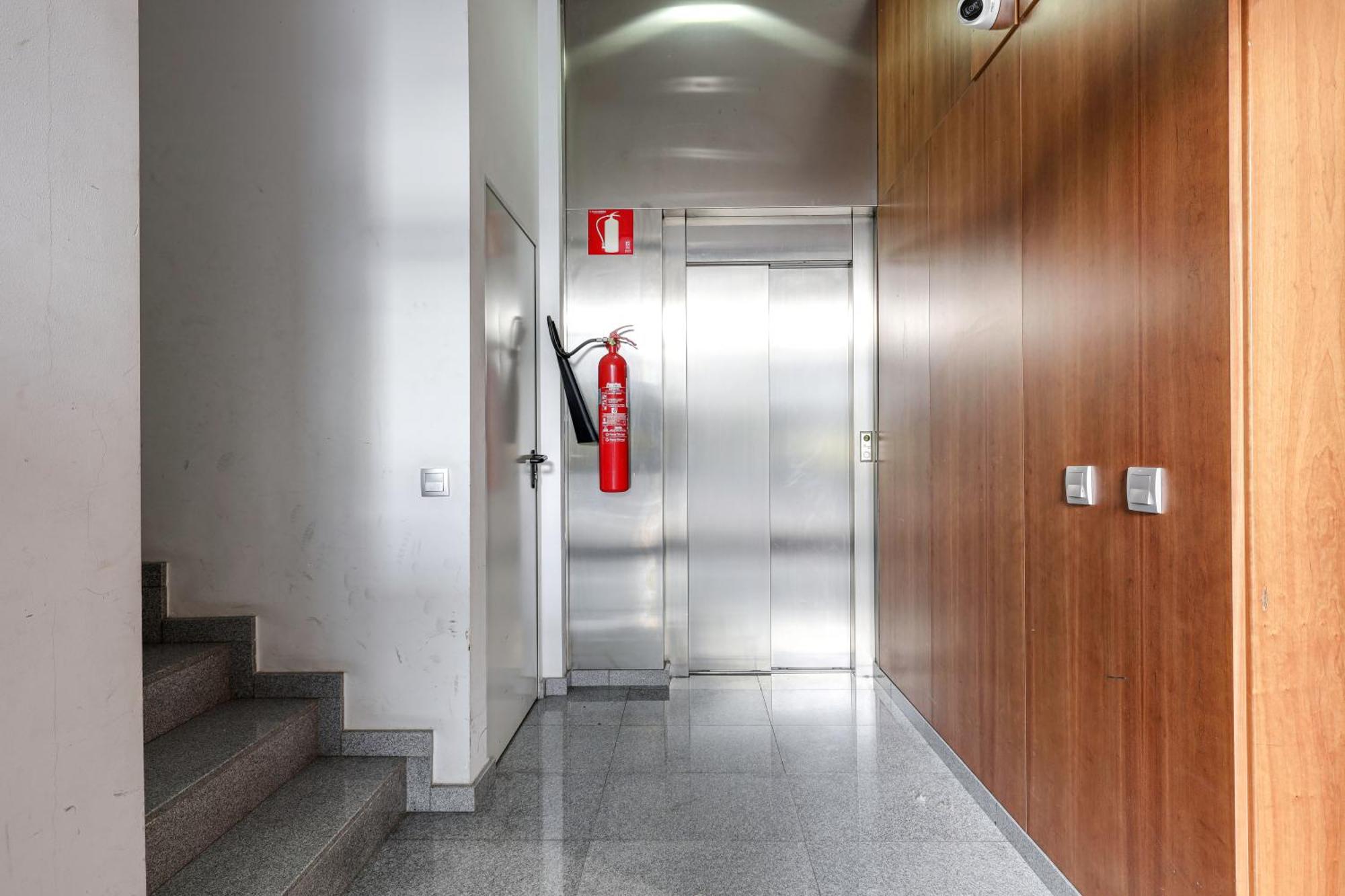 Urban Flats Vallirana Barcelona Luaran gambar